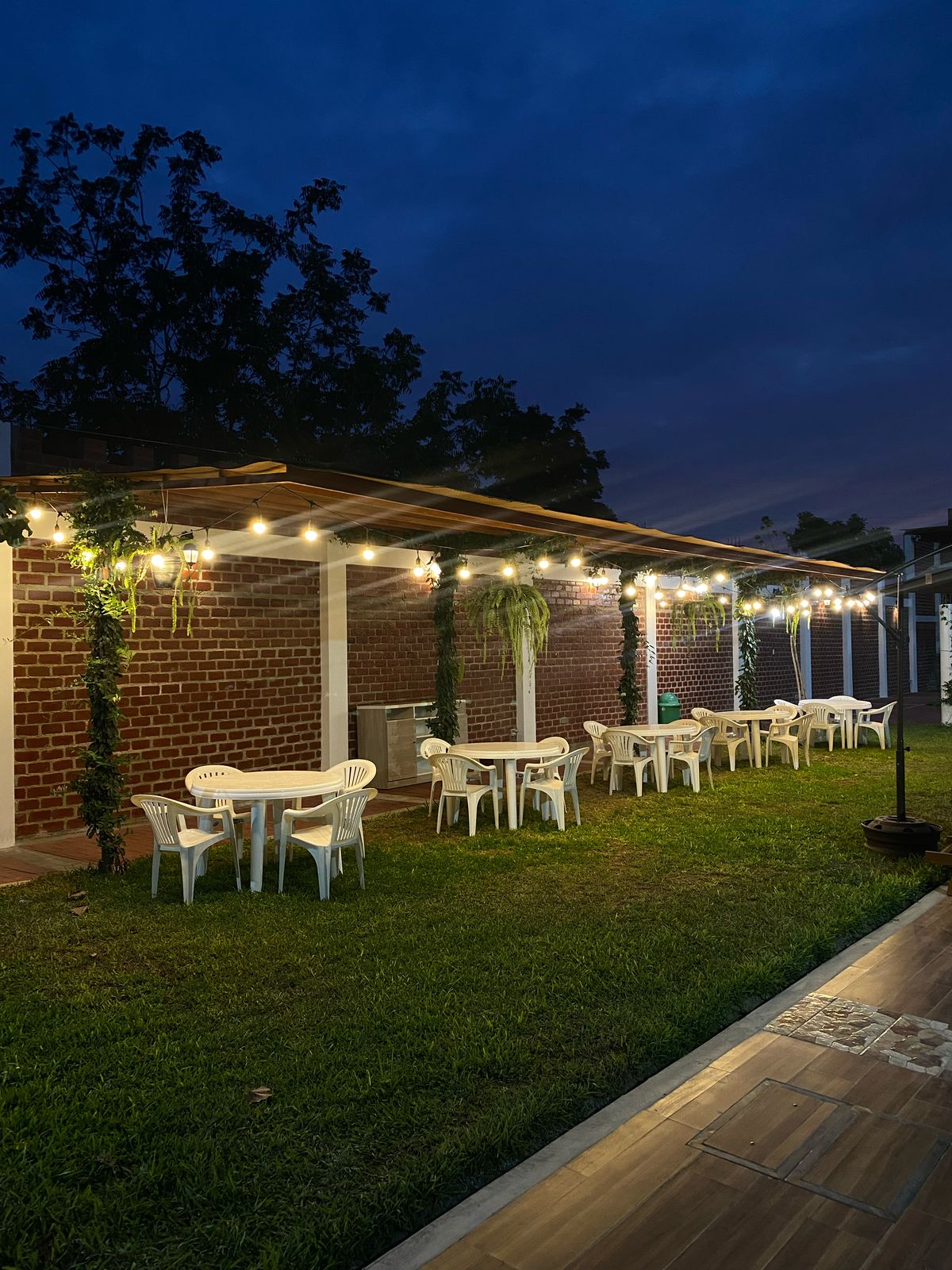 Terraza nocturna del Oliver's Garden Hotel